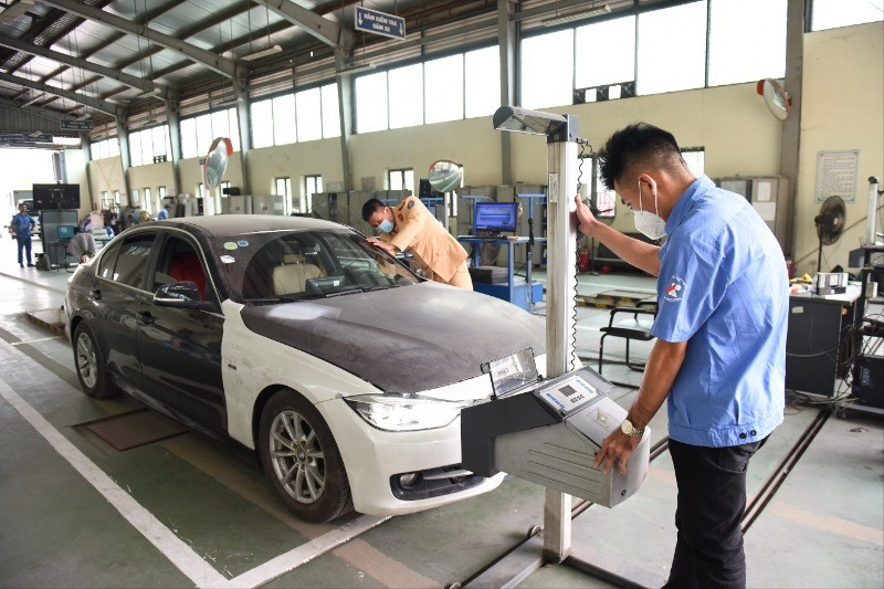 Việt Nam đang từng bước siết chặt các quy định về khí thải phương tiện giao thông. (Ảnh QUANG PHONG)