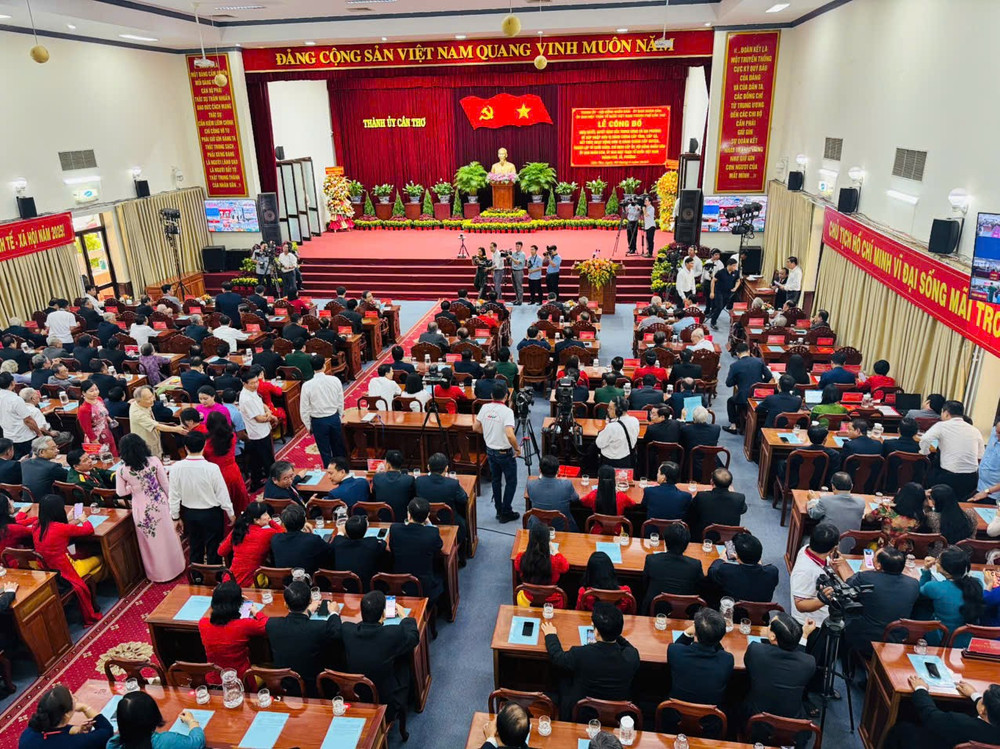 Quang cảnh buổi lễ. z6755578833853-d8f34baac2ec65e54815f797ca78313b.jpg