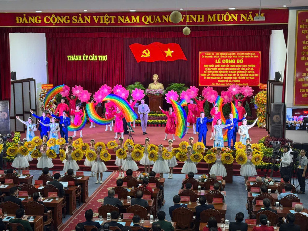 Chương trình văn nghệ chào mừng tại buổi lễ. z6755578852013-ba3bcc194bf9aea71f98b8c108b90811.jpg