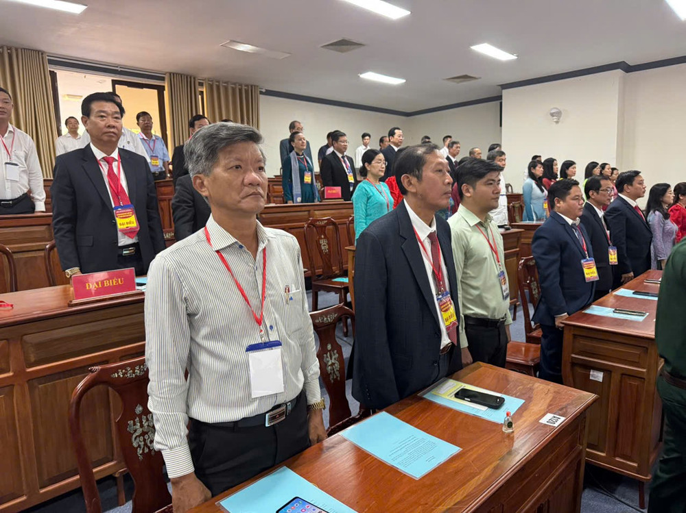 Các đại biểu thực hiện nghi thức chào cờ. z6755578859170-64665602399534186c3a3d2a051eca91.jpg