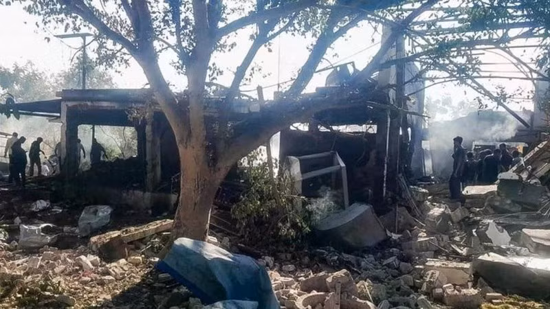 Lực lượng an ninh và người dân địa phương kiểm tra hiện trường bị hư hại sau vụ nổ tại một nhà máy sản xuất thuốc nổ ở quận Nagpur, ngày 1/3. (Ảnh: TTXVN/PTI)