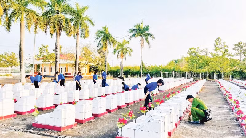 Đoàn viên, thanh niên tỉnh An Giang tổ chức dọn vệ sinh, chăm sóc nghĩa trang liệt sĩ, dâng hương tưởng niệm, phát huy đạo lý “Uống nước nhớ nguồn” và thể hiện sự tri ân sâu sắc đối với các Anh hùng liệt sĩ. (Ảnh: Tỉnh đoàn An Giang)