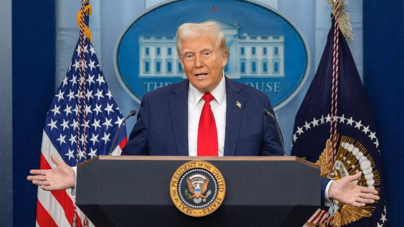 Tổng thống Mỹ Donald Trump phát biểu trong một cuộc họp báo tại Nhà Trắng. (Ảnh: THX/TTXVN)