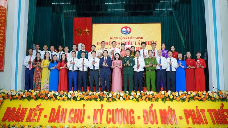 Đồng chí Nguyễn Anh Chức, Ủy viên Ban Thường vụ Tỉnh ủy, Phó Chủ tịch Ủy ban nhân dân tỉnh Ninh Bình chúc mừng Ban Chấp hành Đảng bộ xã Liên Minh nhiệm kỳ 2025-2030.