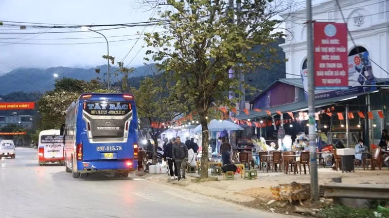 Tình trạng các phương tiện tự do dừng, đỗ để đón, trả khách và nhận-trả hàng ngay nút giao giữa Quốc lộ 6 và Quốc lộ 279 (thuộc địa phận khối Sơn Thủy, xã Tuần Giáo) làm tăng nguy cơ mất an toàn giao thông cho người, phương tiện qua đây.
