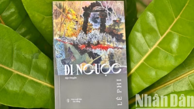 Tác phẩm đầu tay, tập truyện ngắn "Đi ngược" của nhà báo Lê Phi. (Ảnh: ANH ĐÀO)