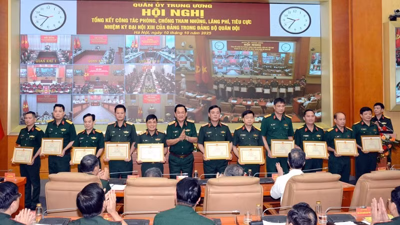 Thượng tướng Võ Minh Lương trao Bằng khen tặng các tập thể, cá nhân có thành tích xuất sắc trong việc triển khai, tổ chức thực hiện công tác phòng, chống tham nhũng, lãng phí, tiêu cực nhiệm kỳ Đại hội XIII của Đảng trong Đảng bộ Quân đội. (Ảnh: https://www.mod.gov.vn/)