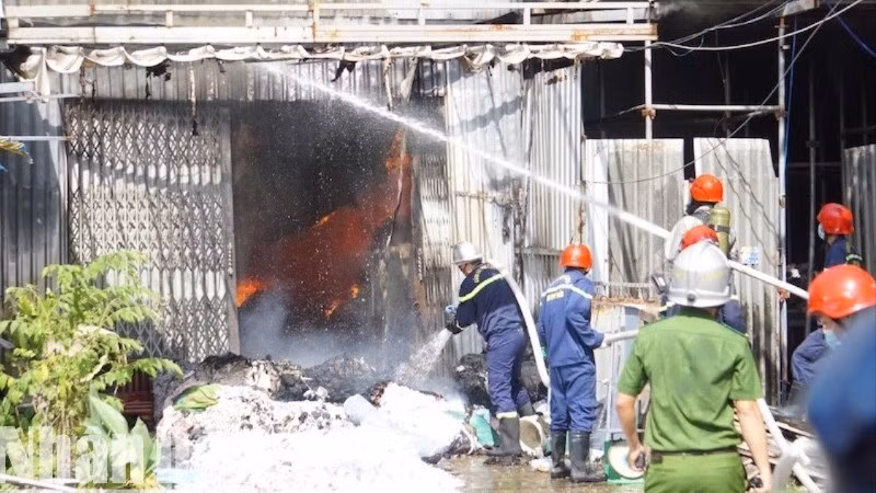 Các chiến sĩ tiếp cận hiện trường, phá cửa, dập lửa. (Ảnh: ANH ĐÀO)