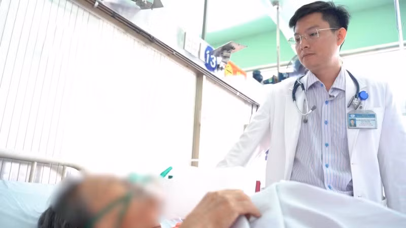 Bác sĩ Bệnh viện Chợ Rẫy thăm khám người bệnh sau ca cấp cứu.