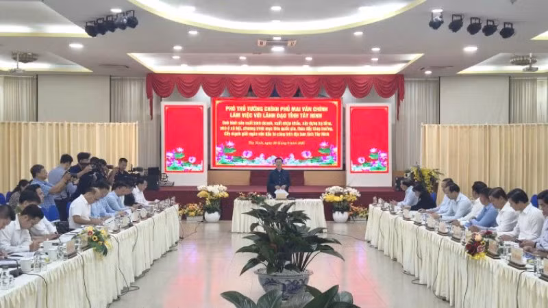 Đồng chí Mai Văn Chính, Ủy viên Trung ương Đảng, Phó Thủ tướng Chính phủ, cùng lãnh đạo các bộ, ngành liên quan làm việc với lãnh đạo tỉnh Tây Ninh.