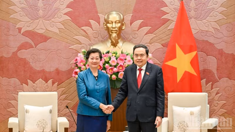 Chủ tịch Quốc hội Trần Thanh Mẫn và Đại sứ Vương quốc Campuchia Chea Kimtha. (Ảnh: DUY LINH)