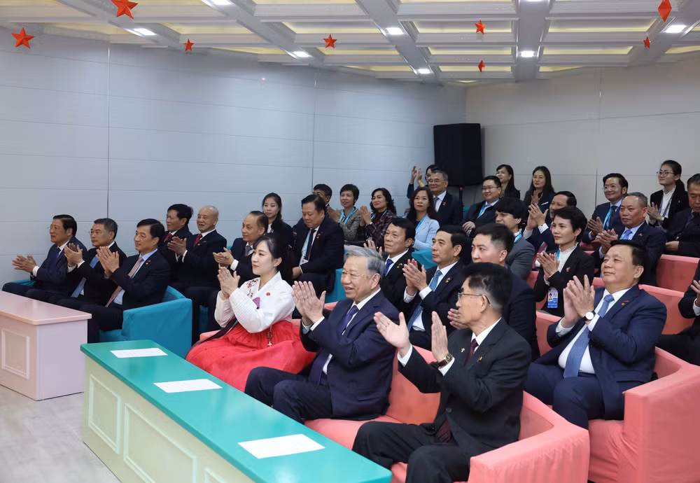 vna-potal-tong-bi-thu-to-lam-tham-truong-mau-giao-kieng-sang-va-lop-hoc-mang-ten-bac-ho-8328679.jpg