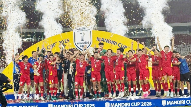 Các cầu thủ U23 Việt Nam hân hoan nâng cao cúp vô địch U23 Đông Nam Á 2025 trên sân Gelora Bung Karno. (Ảnh: TTXVN)