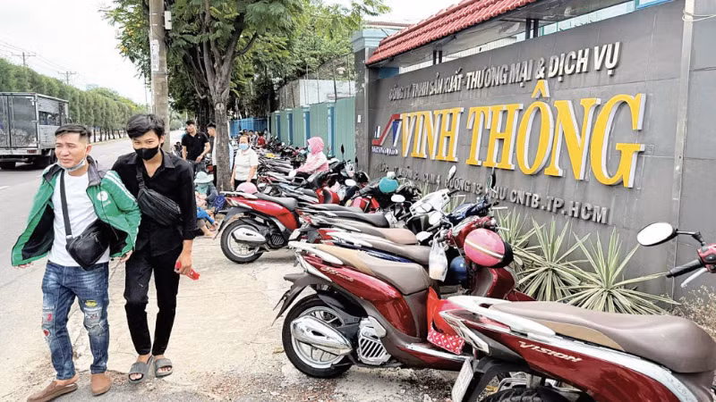 Công nhân làm việc tại Công ty Vinh Thông bị nợ lương, bảo hiểm xã hội “chật vật” chờ công ty giải quyết các chế độ.