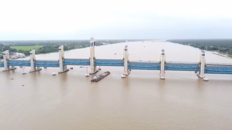 Công trình thủy lợi Cống Cái Lớn (Đồng bằng sông Cửu Long) đóng vai trò quan trọng trong điều tiết nguồn nước của vùng.