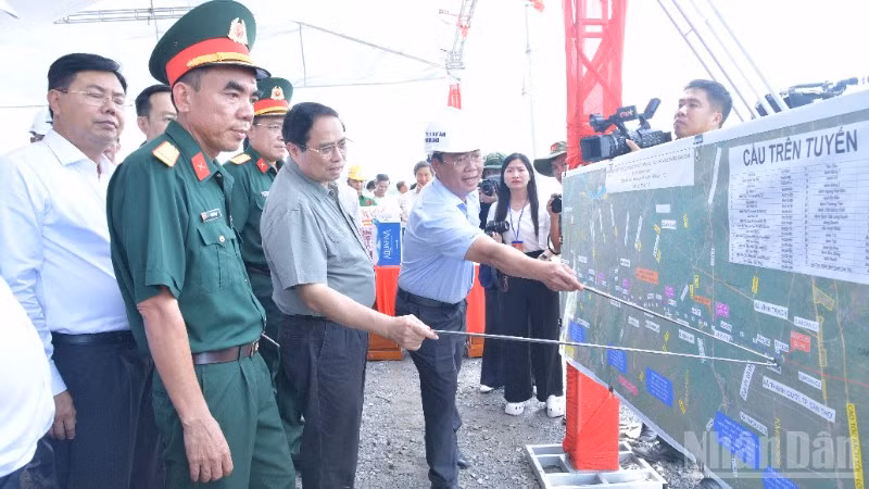 Thủ tướng Chính phủ Phạm Minh Chính chỉ đạo về tiến độ xây dựng Dự án cao tốc Châu Đốc–Cần Thơ–Sóc Trăng. (Ảnh: THANH GIANG)