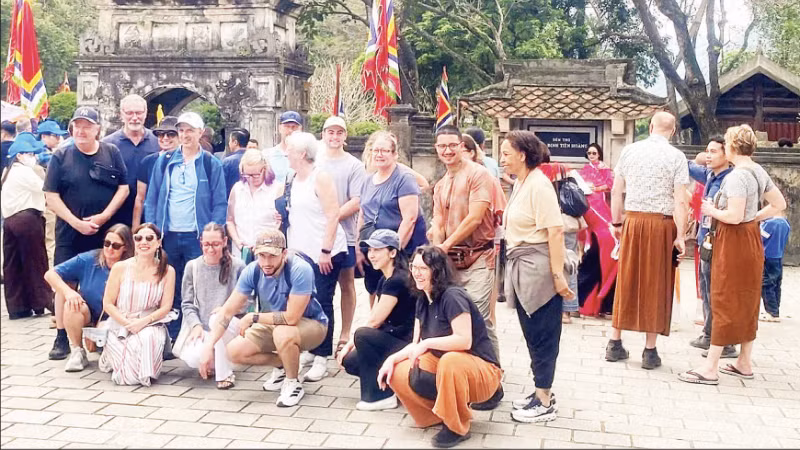 Du khách quốc tế tham quan Khu di tích Đền Vua Đinh-Vua Lê (Ninh Bình). (Ảnh: TRANG ANH)