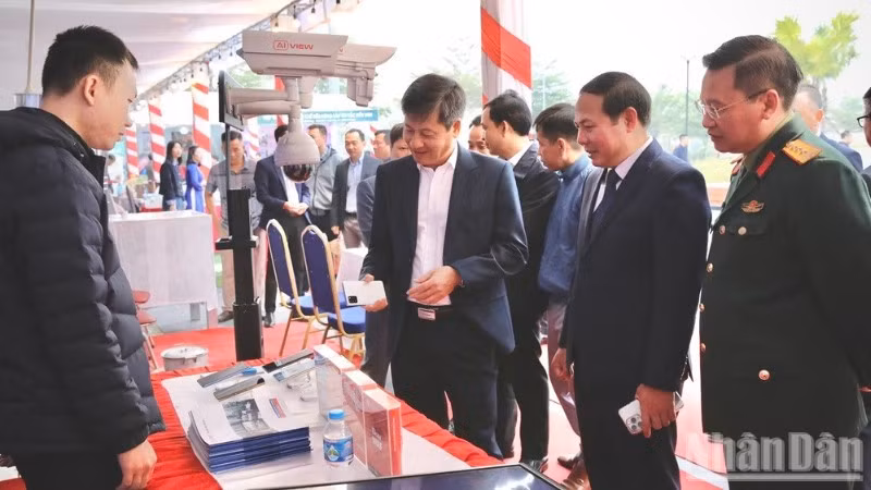 Các đại biểu tham quan mô hình chuyển đổi số. (Ảnh: THANH SƠN)