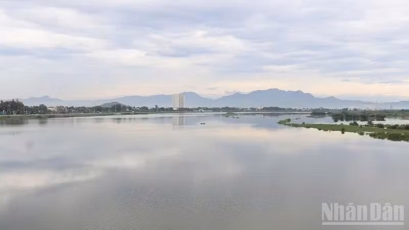 Dù vận hành thử có tải nhưng cảnh quan sông Trà Khúc đoạn chảy qua khu vực đô thị trung tâm tỉnh lỵ Quảng Ngãi đổi thay rõ rệt.
