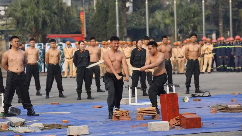 Lực lượng Cảnh sát đặc nhiệm diễn tập tập trung rèn luyện thể lực, võ thuật.