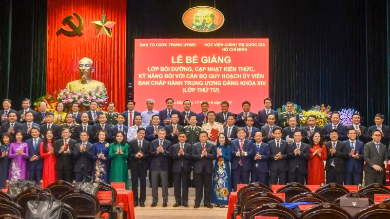 Thường trực Ban Bí thư Trần Cẩm Tú cùng đại biểu Học viên tại Lễ Bế giảng lớp bồi dưỡng cán bộ quy hoạch Ủy viên Trung ương khóa XIV (lần thứ 4). (Ảnh: THỦY NGUYÊN)