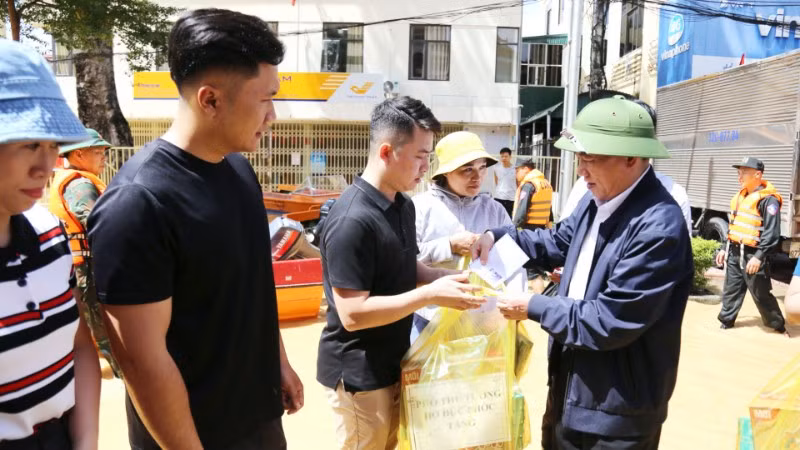 Phó Thủ tướng Hồ Đức Phớc tặng quà người dân bị thiệt hại do mưa lũ tại xã Hữu Lũng, tỉnh Lạng Sơn.