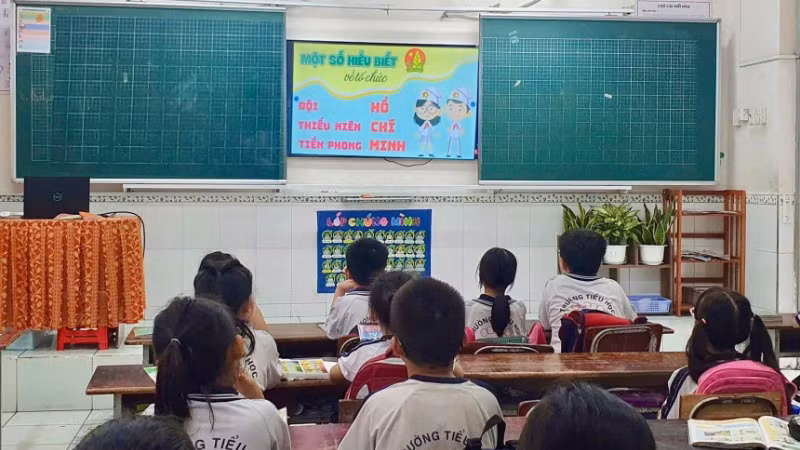 Học sinh tiểu học tìm hiểu về truyền thống Đội Thiếu niên tiền phong Hồ Chí Minh. (Ảnh: Trường tiểu học Kim Đồng)