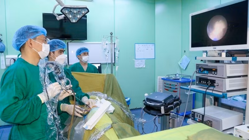 Thực hiện phẫu thuật tán sỏi thận qua da tại Bệnh viện đa khoa thành phố Vinh.