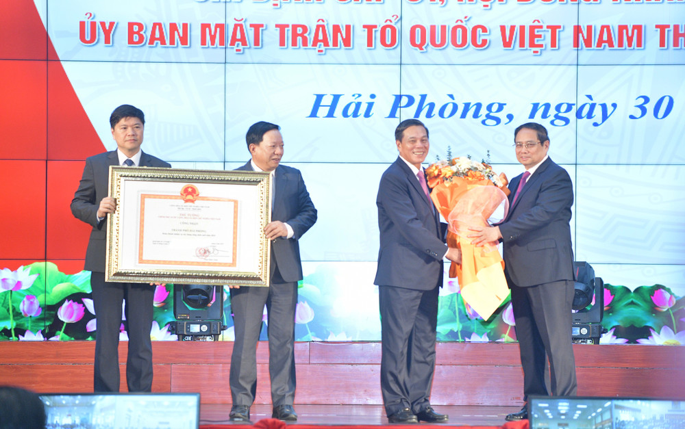 Thủ tướng Phạm Minh Chính trao Quyết định của Thủ tướng Chính phủ công nhận thành phố Hải Phòng hoàn thành nhiệm vụ xây dựng nông thôn mới năm 2024. (Ảnh: THANH GIANG) Thủ tướng Phạm Minh Chính trao Quyết định của Thủ tướng Chính phủ công nhận thành phố Hải Phòng hoàn thành nhiệm vụ xây dựng nông thôn mới năm 2024. (Ảnh: THANH GIANG)