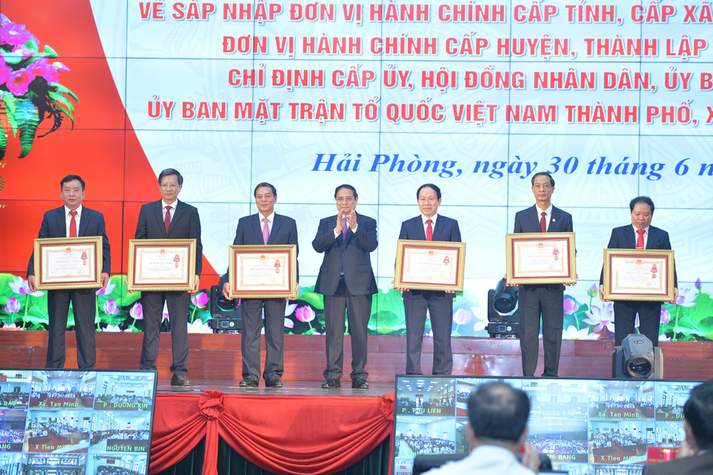 Thủ tướng Phạm Minh Chính trao Huân chương Lao động hạng Nhì và hạng Ba tặng lãnh đạo thành phố Hải Phòng và tỉnh Hải Dương. (Ảnh: THANH GIANG) Thủ tướng Phạm Minh Chính trao Huân chương Lao động hạng Nhì và hạng Ba tặng lãnh đạo thành phố Hải Phòng và tỉnh Hải Dương. (Ảnh: THANH GIANG)