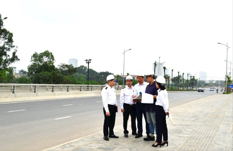 Tổ kiểm toán kiểm tra thực tế tại tuyến đường Lê Quang Đạo kéo dài (Hà Nội). (Ảnh NGUYỄN LY)