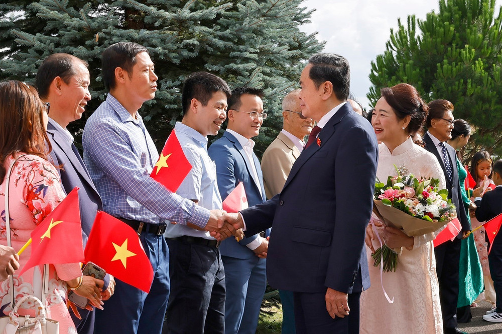 Chủ tịch Quốc hội Trần Thanh Mẫn và Phu nhân gặp gỡ cán bộ, nhân viên Phái đoàn Việt Nam tại Liên hợp quốc và các tổ chức quốc tế tại Geneva, Đại sứ quán và cộng đồng người Việt Nam tại Thụy Sĩ. (Ảnh: TTXVN) vna-potal-chu-tich-quoc-hoi-gap-go-cong-dong-nguoi-viet-nam-tai-thuy-si-8175299.jpg