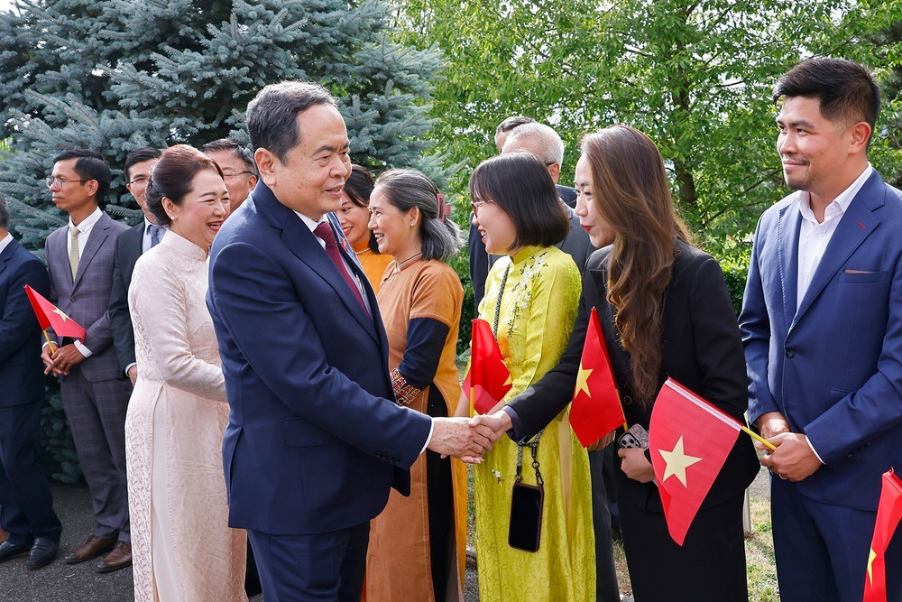 Chủ tịch Quốc hội Trần Thanh Mẫn và Phu nhân gặp gỡ cán bộ, nhân viên Phái đoàn Việt Nam tại Liên hợp quốc và các tổ chức quốc tế tại Geneva, Đại sứ quán và cộng đồng người Việt Nam tại Thụy Sĩ. (Ảnh: TTXVN) vna-potal-chu-tich-quoc-hoi-gap-go-cong-dong-nguoi-viet-nam-tai-thuy-si-8175301.jpg