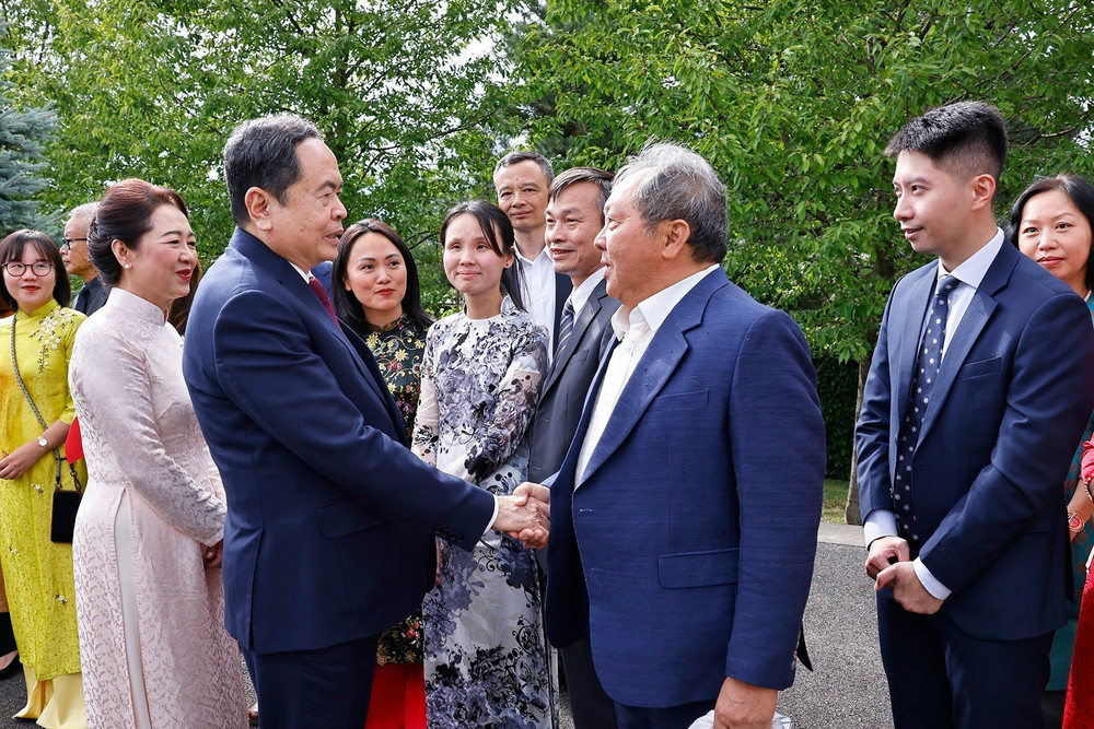 Chủ tịch Quốc hội Trần Thanh Mẫn và Phu nhân gặp gỡ cán bộ, nhân viên Phái đoàn Việt Nam tại Liên hợp quốc và các tổ chức quốc tế tại Geneva, Đại sứ quán và cộng đồng người Việt Nam tại Thụy Sĩ. (Ảnh: TTXVN) vna-potal-chu-tich-quoc-hoi-gap-go-cong-dong-nguoi-viet-nam-tai-thuy-si-8175295.jpg