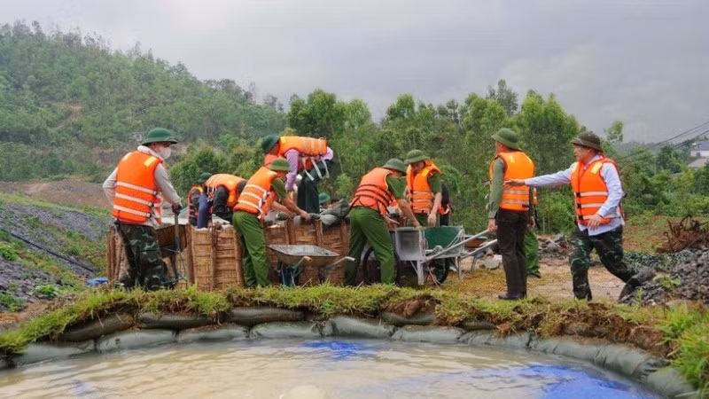 Luyện tập phòng thủ dân sự, ứng phó sự cố đê điều, hồ đập. (Ảnh: TTXVN)