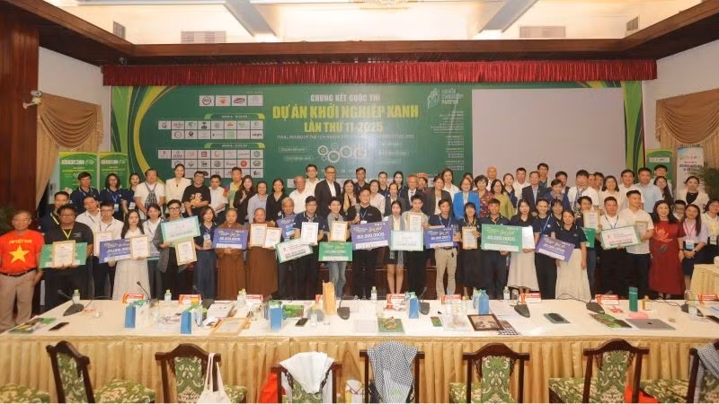 Các dự án đạt giải tại Cuộc thi Dự án Khởi nghiệp xanh năm 2025 chụp ảnh lưu niệm. (Ảnh: CAO TÂN)