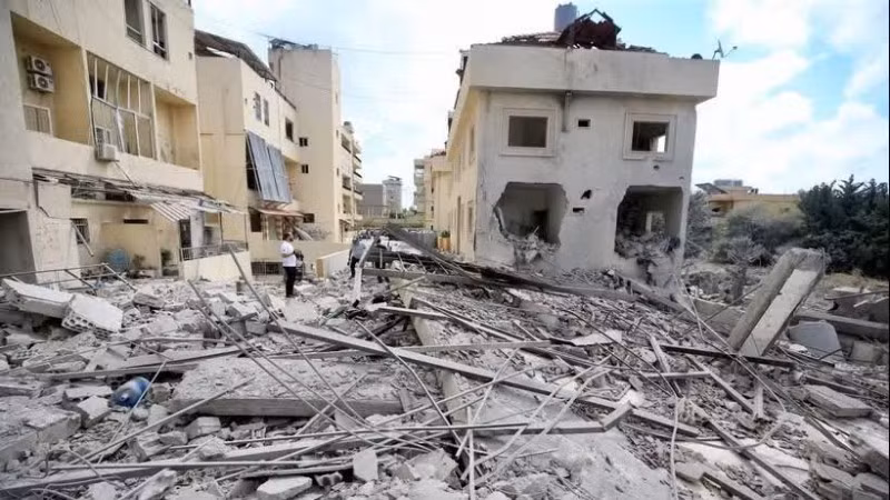 Thiệt hại sau các cuộc không kích của Israel xuống Ansariyeh, Liban. (Ảnh: THX/TTXVN)