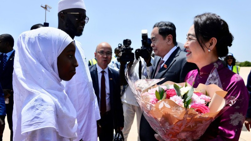 Chủ tịch Quốc hội Cộng hòa Senegal El Malick Ndiaye đón Chủ tịch Quốc hội Trần Thanh Mẫn và Phu nhân cùng Đoàn đại biểu cấp cao Việt Nam tại sân bay. (Ảnh: VĂN CHÚC)
