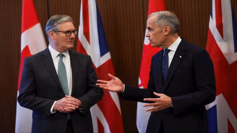 Cuộc gặp giữa Thủ tướng Canada Mark Carney (bên phải) và Thủ tướng Anh Keir Starmer.