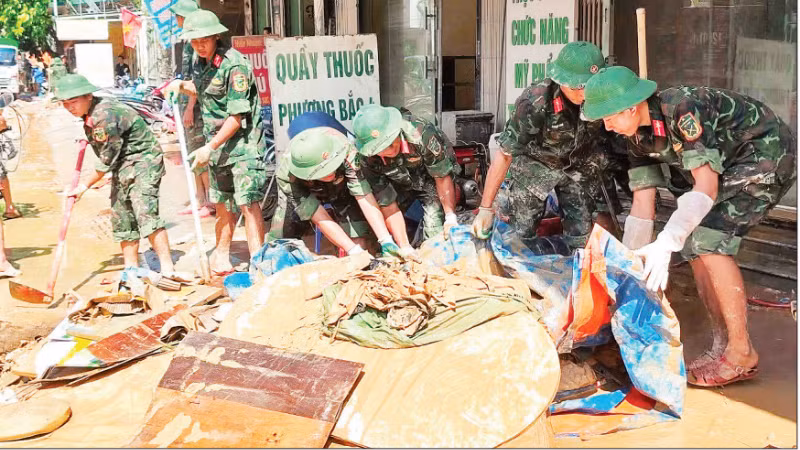 Lực lượng quân sự tỉnh Lạng Sơn tham gia khắc phục hậu quả thiên tai cho người dân. (Ảnh: NGUYÊN THU)