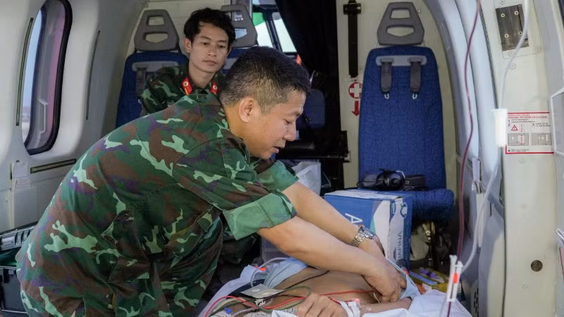 Bệnh nhân được đưa về đất liền an toàn và đang được tiếp tục điều trị tại Bệnh viện Quân y 175.