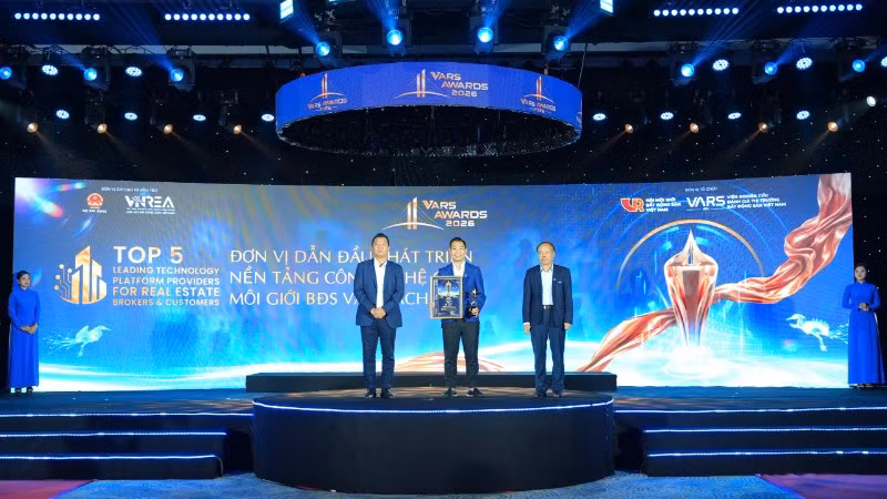 Ông Phạm Văn Dũng, Phó Tổng Giám đốc Thiên Khôi Group, Tổng Giám đốc Thiên Khôi miền nam đại diện Thiên Khôi Group lên nhận giải. (Ảnh: BTC)