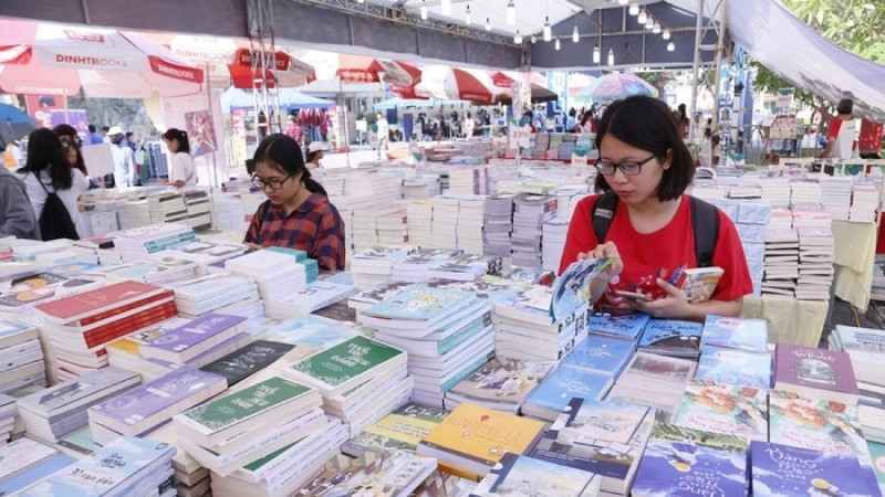 Những ngày hội sách quốc gia luôn thu hút sự quan tâm của giới trẻ. (Ảnh: QUANG VINH)