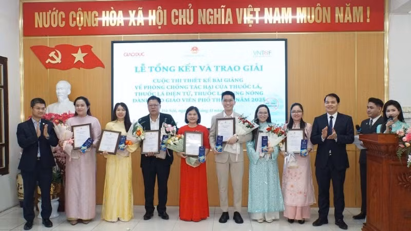 Các thầy giáo, cô giáo được trao giải tại Cuộc thi “Thiết kế bài giảng phòng, chống tác hại thuốc lá, thuốc lá điện tử, thuốc lá nung nóng dành cho giáo viên phổ thông toàn quốc năm 2025". 
