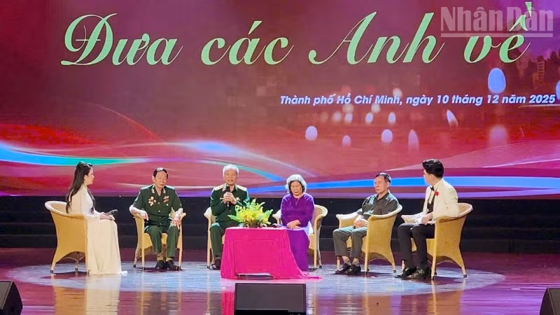 Các khách mời chia sẻ về hành trình tìm kiếm, quy tập hài cốt liệt sĩ.