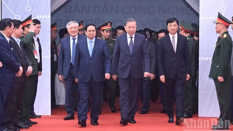 Tổng Bí thư Tô Lâm, Thủ tướng Chính phủ Phạm Minh Chính và các đồng chí lãnh đạo Đảng, Nhà nước tới dự Lễ khởi công Nhà máy chế tạo chip bán dẫn công nghệ cao của Tập đoàn Viettel. (Ảnh: TRẦN HẢI)