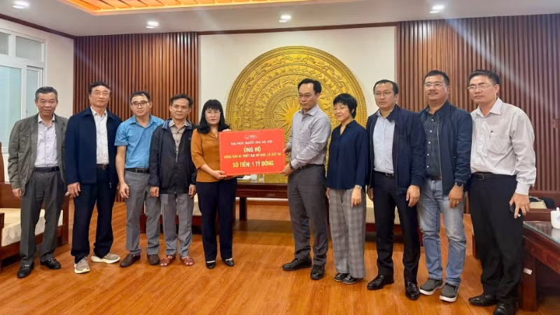 Giám đốc Đại học Quốc gia Hà Nội, Phó Giáo sư, Tiến sĩ Hoàng Minh Sơn trao tặng 1 tỷ đồng hỗ trợ nhân dân tỉnh Đắk Lắk khắc phục hậu quả lũ lụt, với sự chứng kiến của Phó Chủ tịch Thường trực Ủy ban nhân dân tỉnh Hồ Thị Nguyên Thảo.