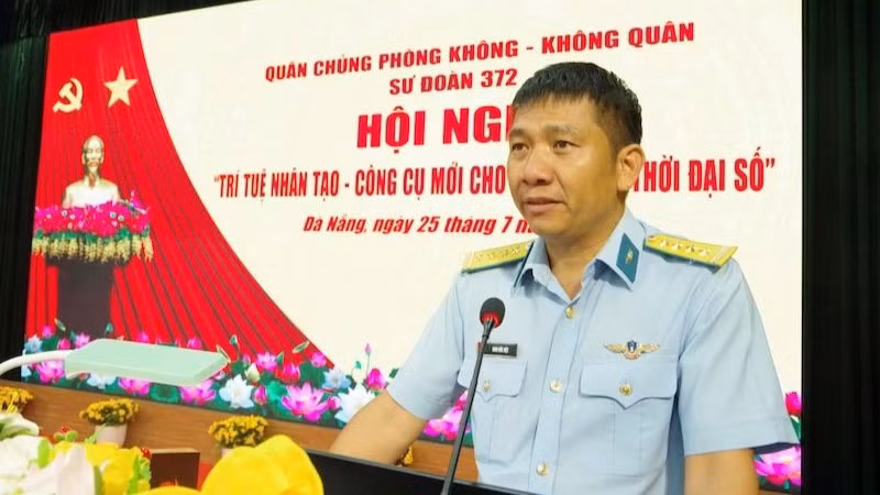 Đại tá Đinh Đức Việt, Phó Chính ủy Sư đoàn, phát biểu khai mạc hội nghị. (Ảnh: KHẮC TÂM)