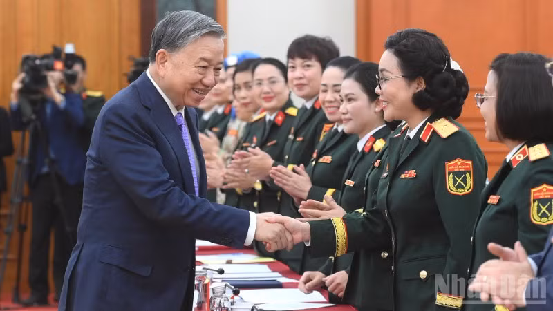 Tổng Bí thư Tô Lâm với các đại biểu tham dự cuộc gặp mặt. (Ảnh: ĐĂNG KHOA)