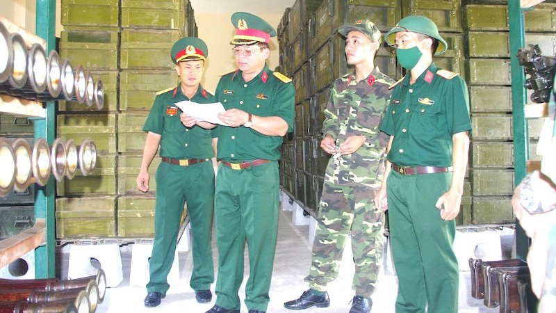 Đại tá Trần Anh Tuấn, Phó Chủ nhiệm Hậu cần-Kỹ thuật Quân khu 5 kiểm tra tại Kho Kỹ thuật K55. (Ảnh: ĐÌNH TĂNG)